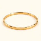Brazalete liso dorado, vista de estudio en ángulo