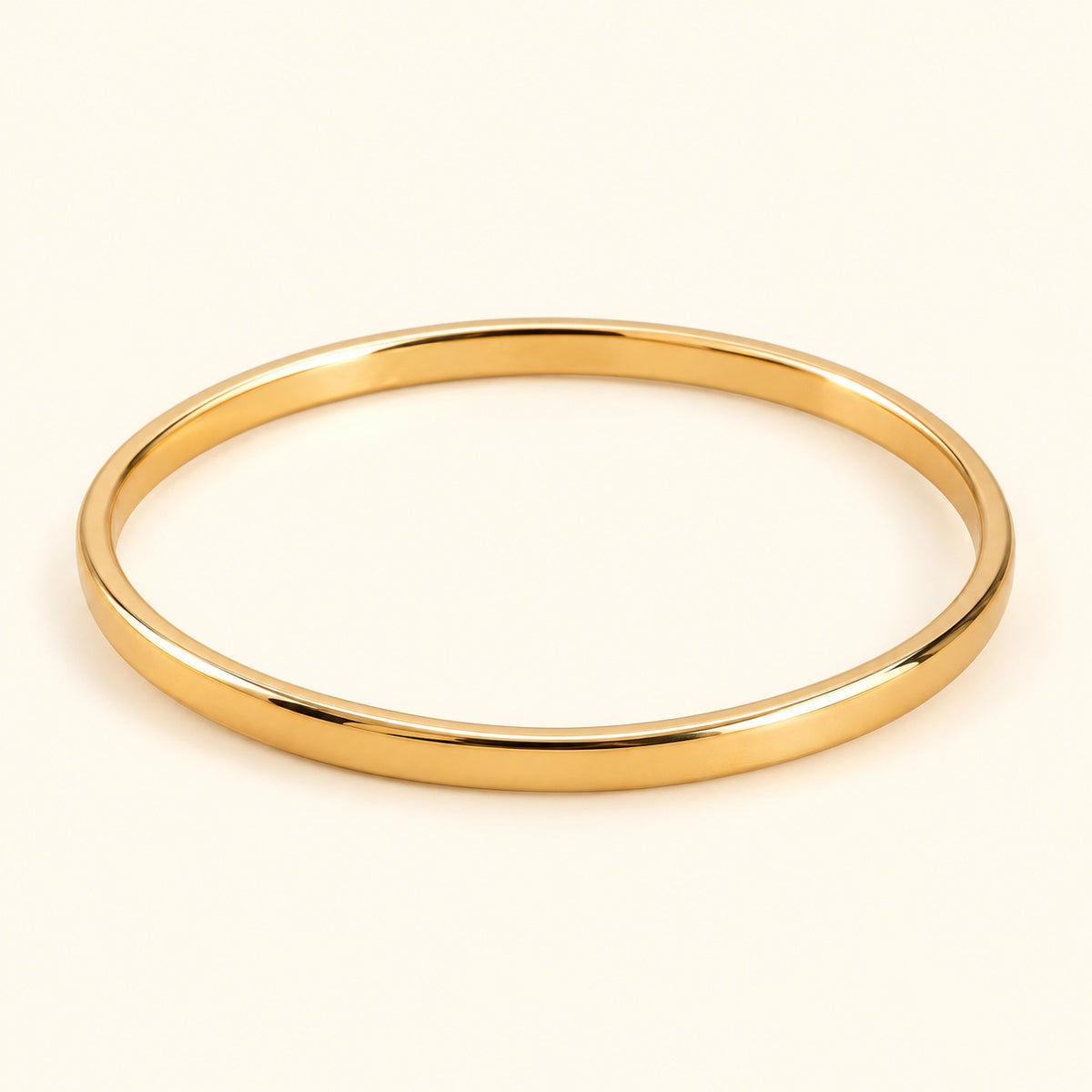 Brazalete liso dorado, vista de estudio en ángulo