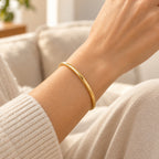 Brazalete liso dorado, ejemplo de uso