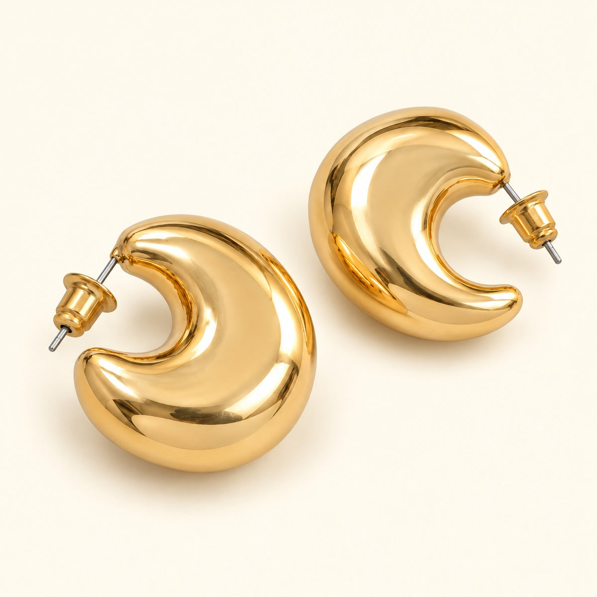 Aretes de media luna, vista de estudio en ángulo