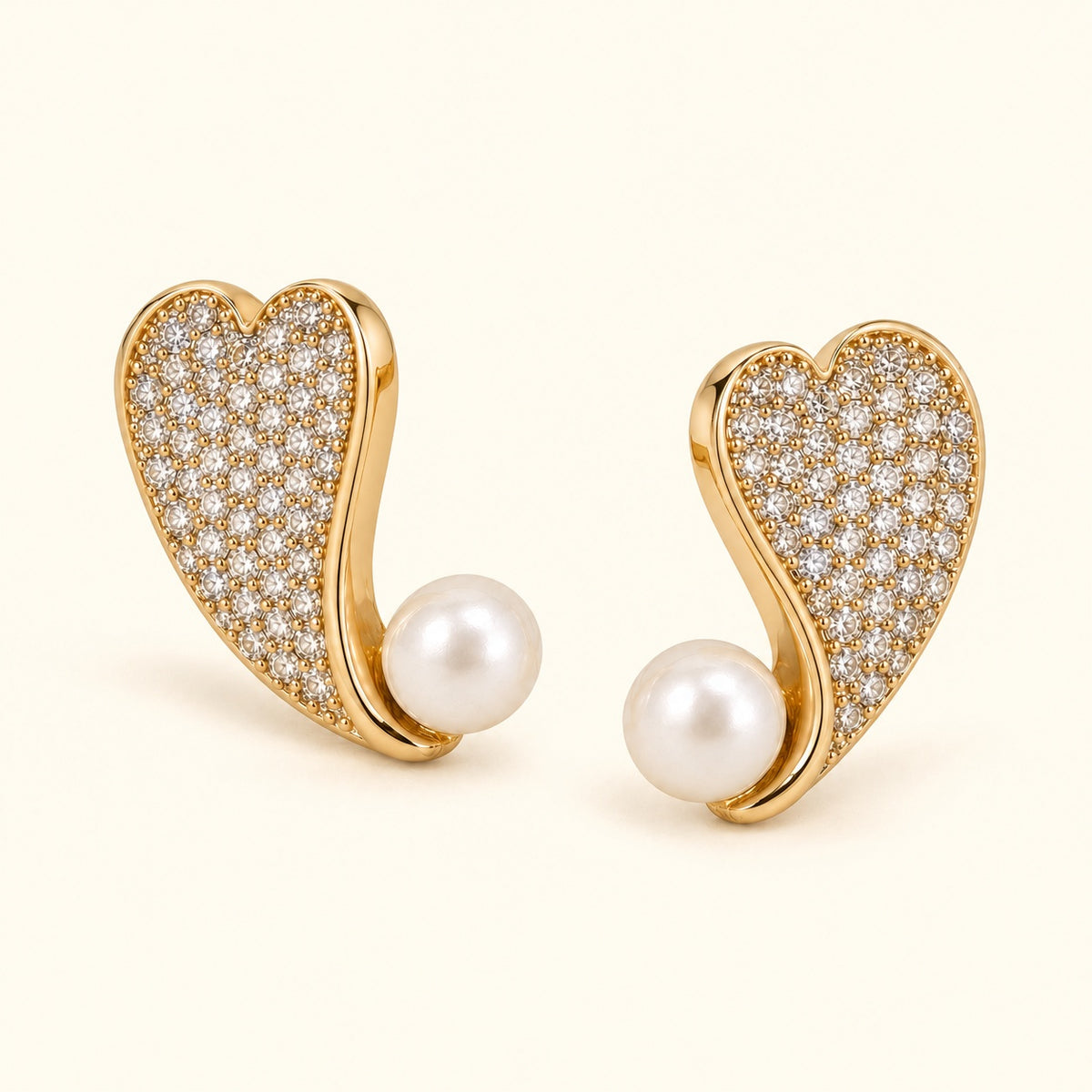 Corazones con piedras y cuenta tipo perla, vista de estudio en ángulo