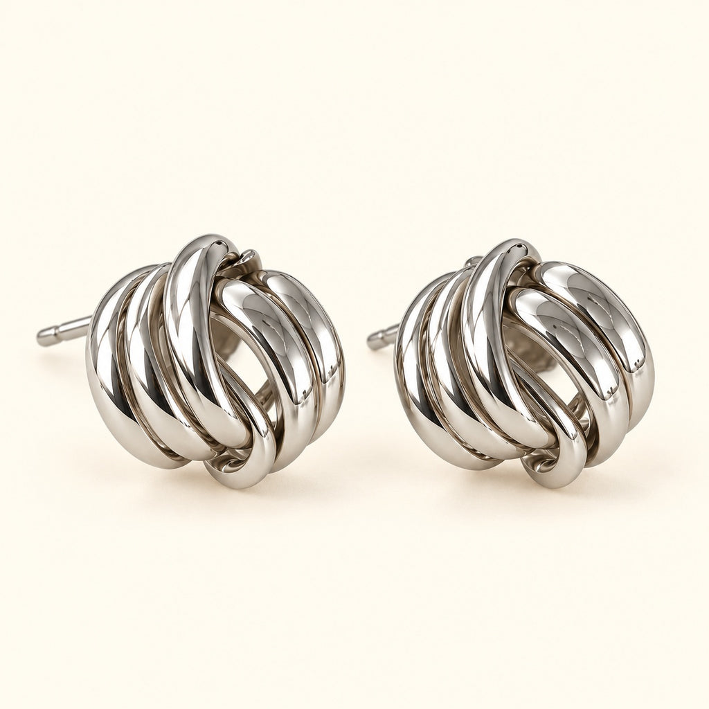 Aretes plateados entrelazados, vista de estudio en ángulo