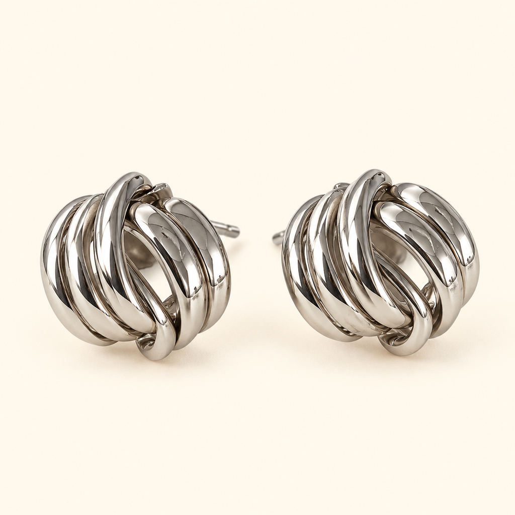 Aretes plateados entrelazados