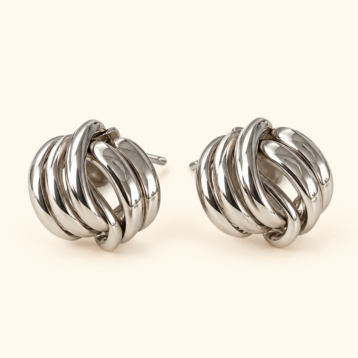Aretes plateados entrelazados