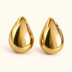 Aretes dorados de gota, vista de estudio en ángulo