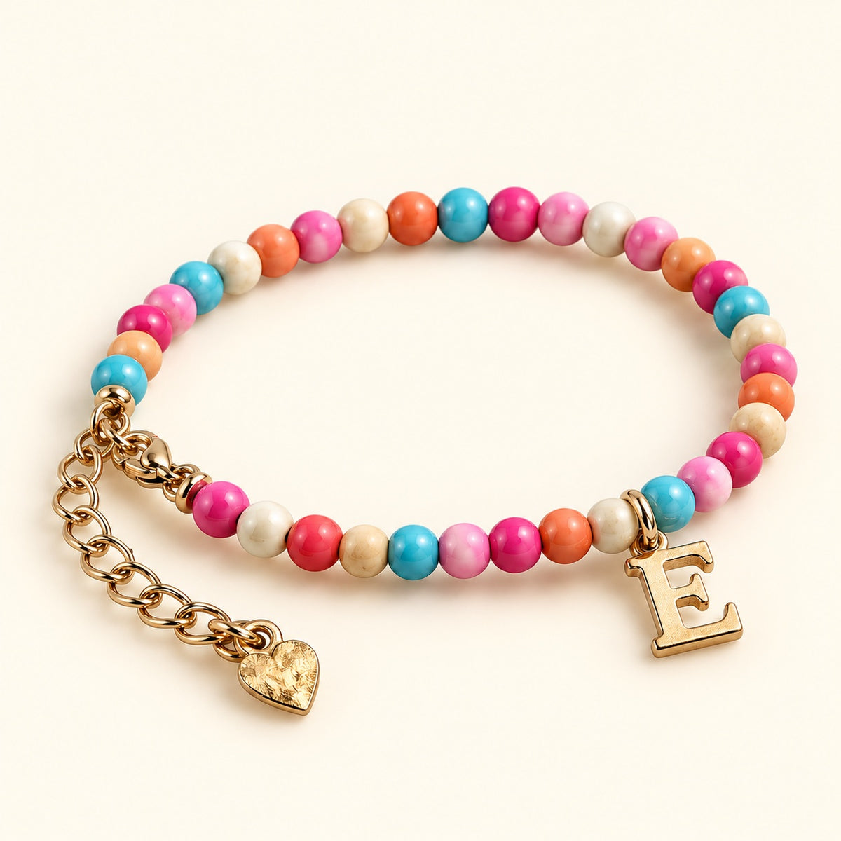 Pulsera multicolor con letra E, vista de estudio en ángulo