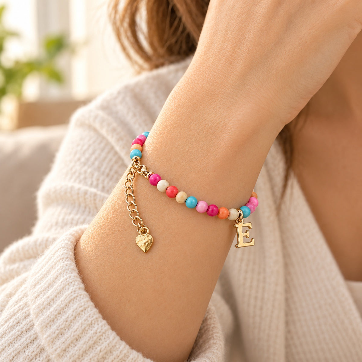 Pulsera multicolor con letra E, ejemplo de uso