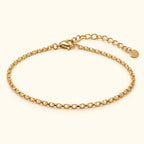 Pulsera fina tipo cadena, vista de estudio en ángulo
