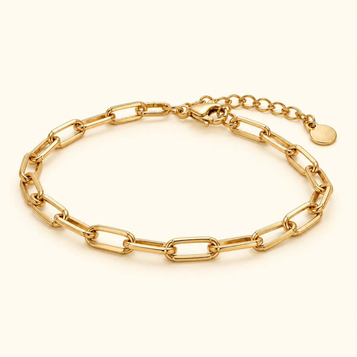 Pulsera de eslabón rectangular, vista de estudio en ángulo