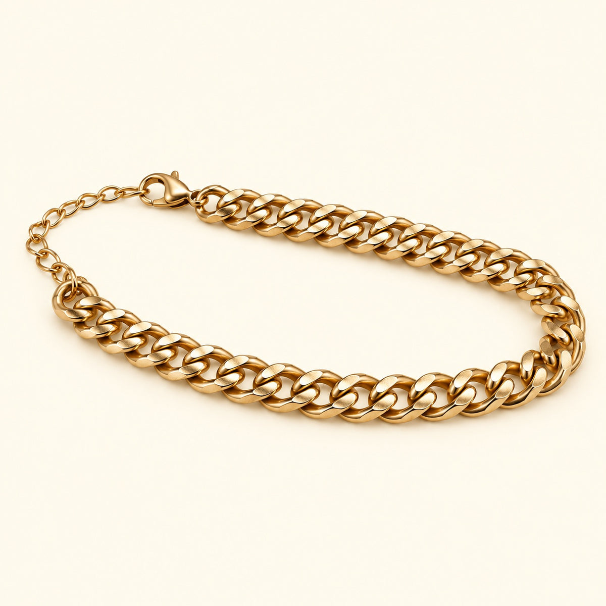 Pulsera de cadena gruesa, vista de estudio en ángulo