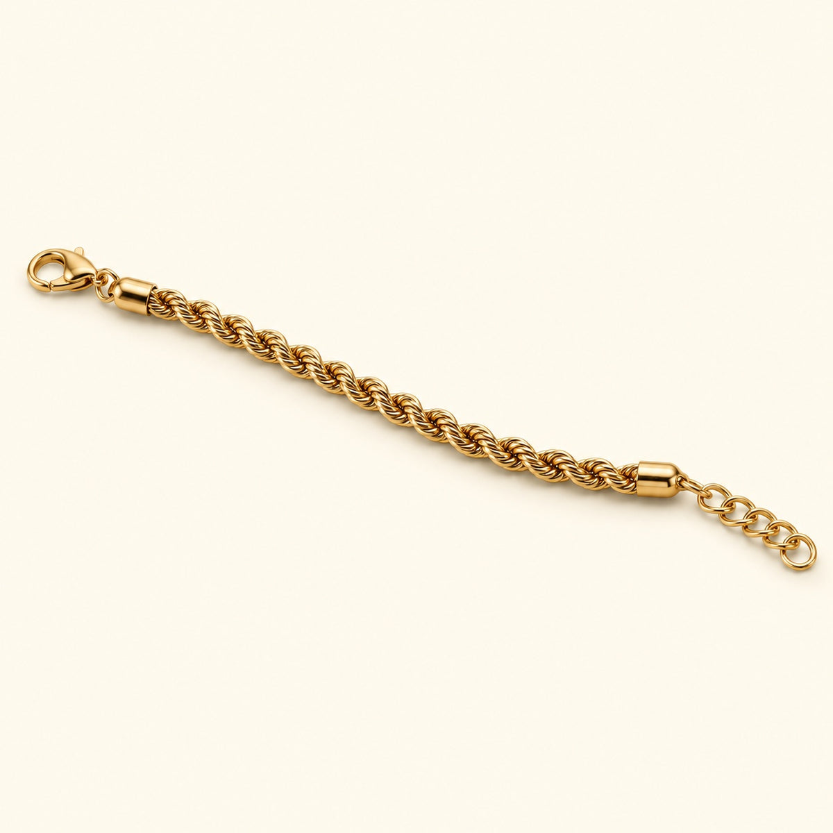 Pulsera de cadena torcida, vista de estudio en ángulo