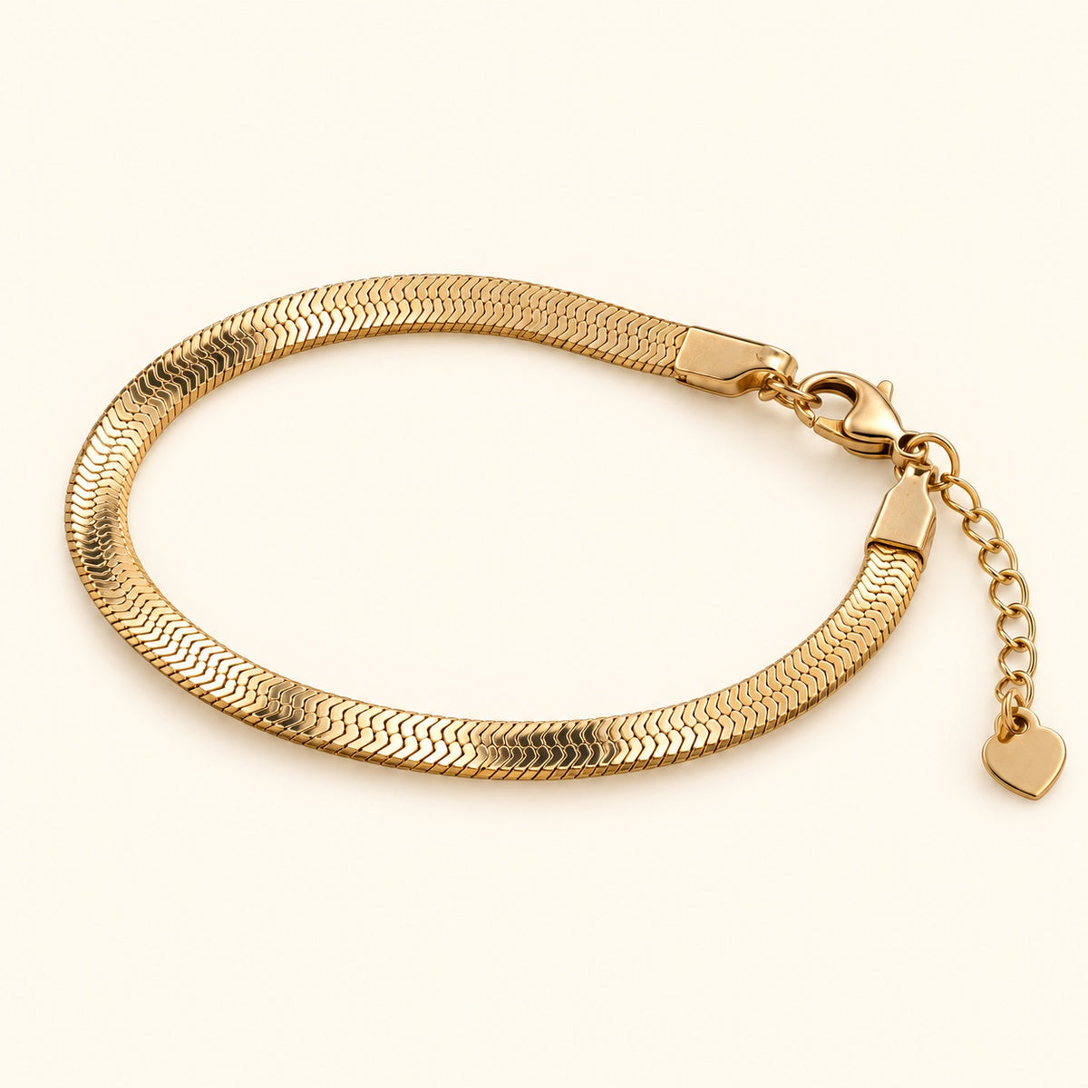 Pulsera plana tipo espiga, vista de estudio en ángulo
