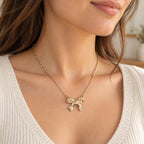 Collar con moño y piedras claras, ejemplo de uso