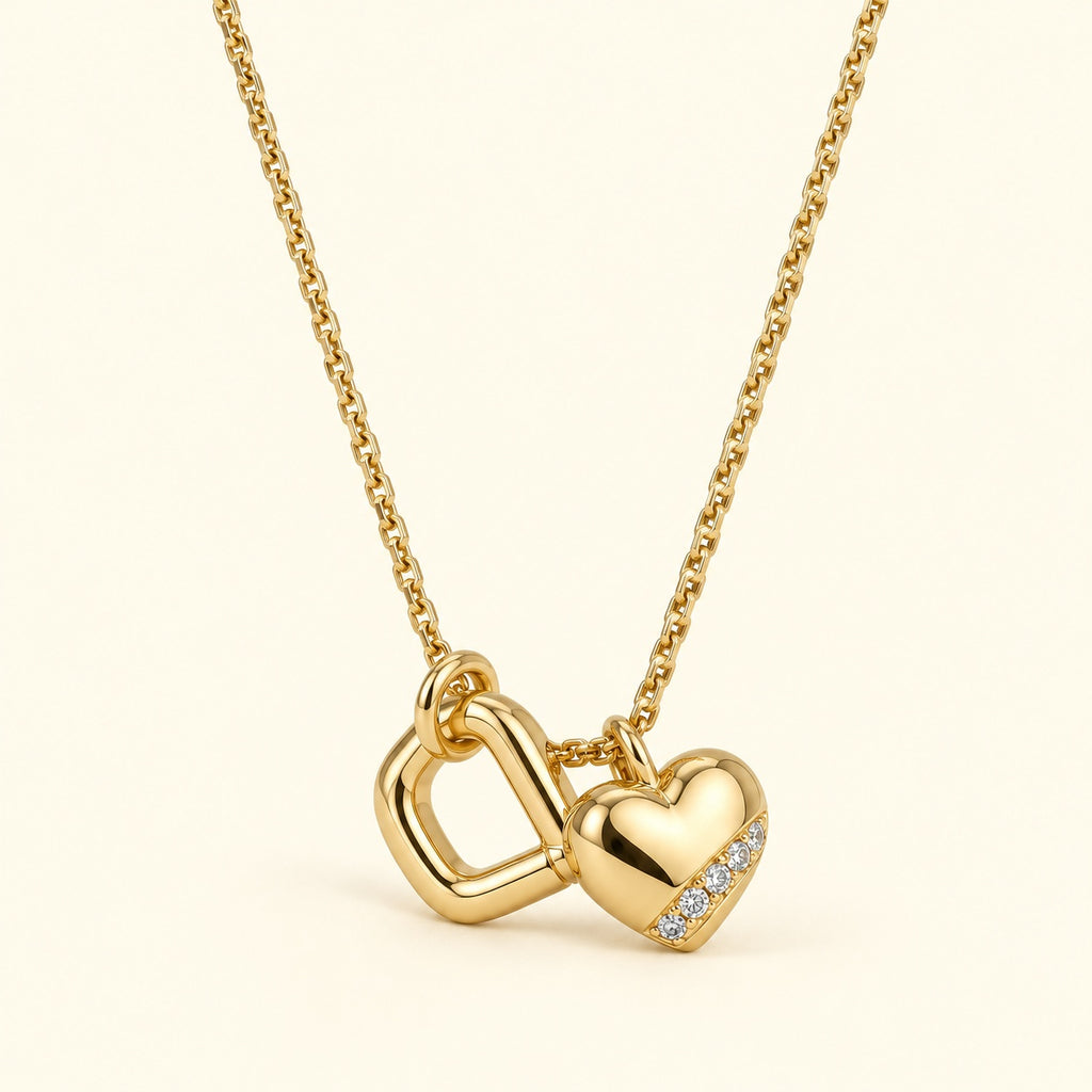 Collar con corazón y figura calada, vista de estudio en ángulo
