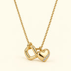 Collar con corazón y figura calada, vista de estudio en ángulo