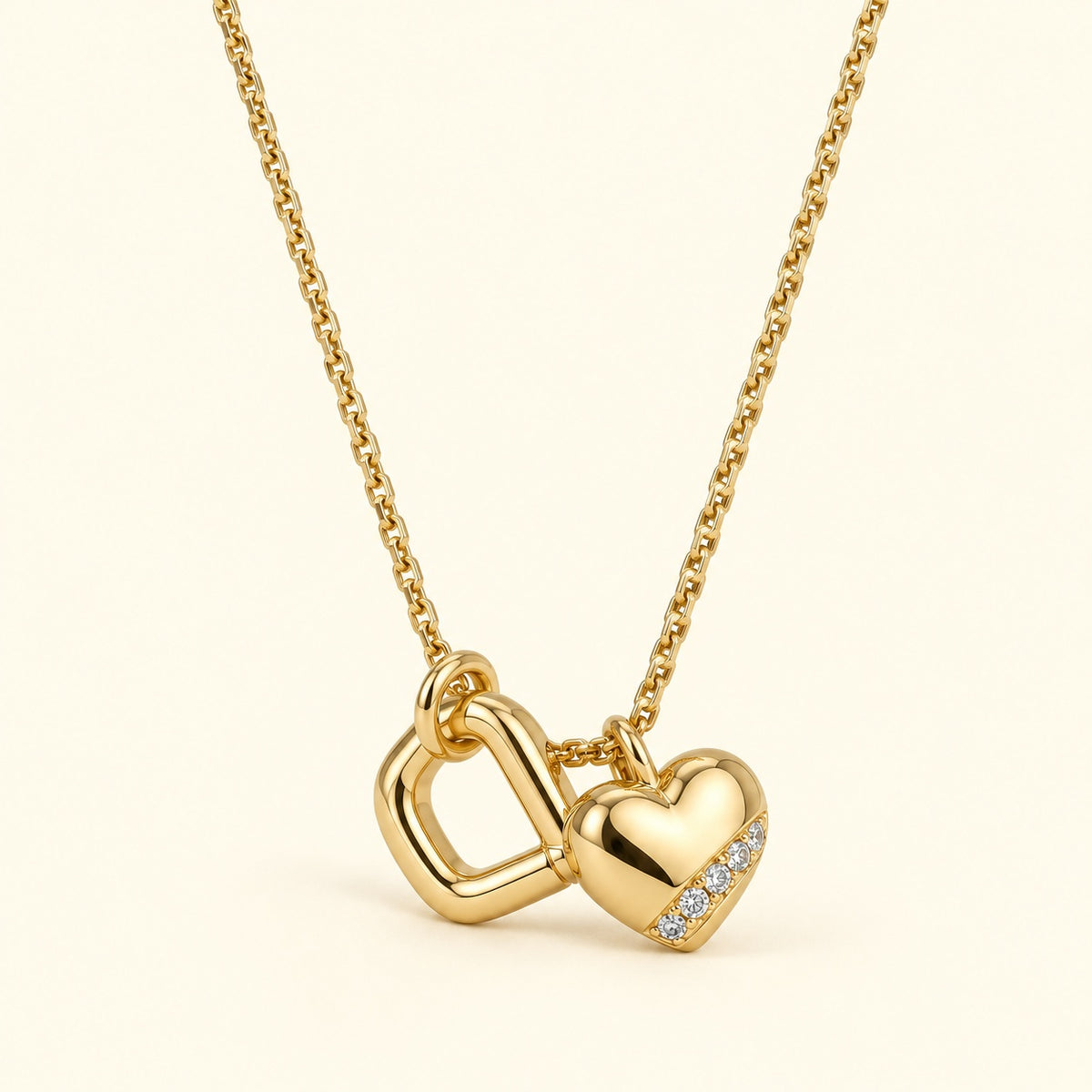 Collar con corazón y figura calada, vista de estudio en ángulo