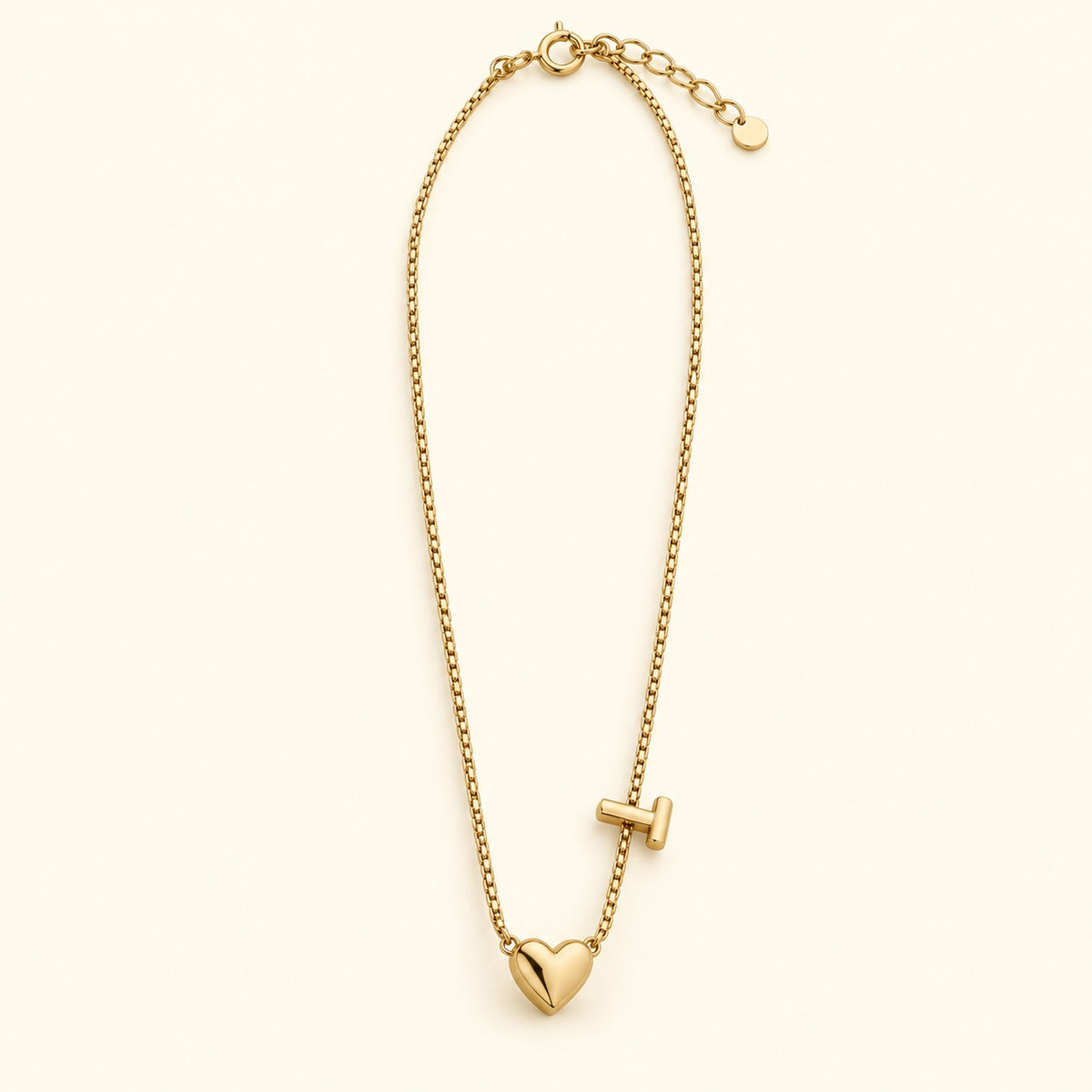 Collar con corazón y barra T, vista de estudio en ángulo