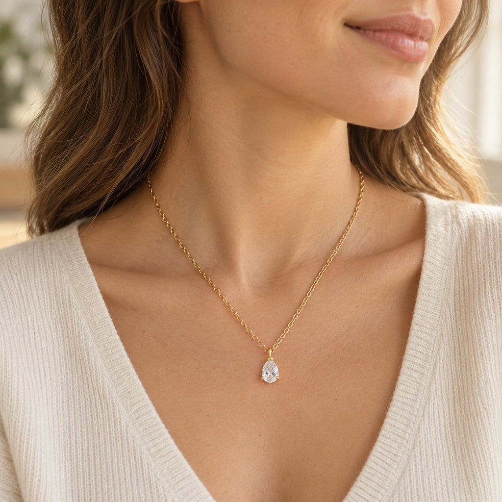 Collar con piedra clara, ejemplo de uso