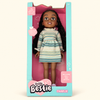 Muñeca Charlie Be My Bestie de frente en su empaque original, con vestido tejido crema y turquesa.